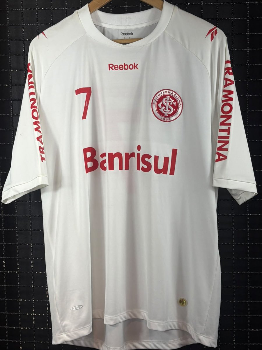 Camisa Internacional Reebok 2010 Libertadores da América Taison autografada branca - Image 2